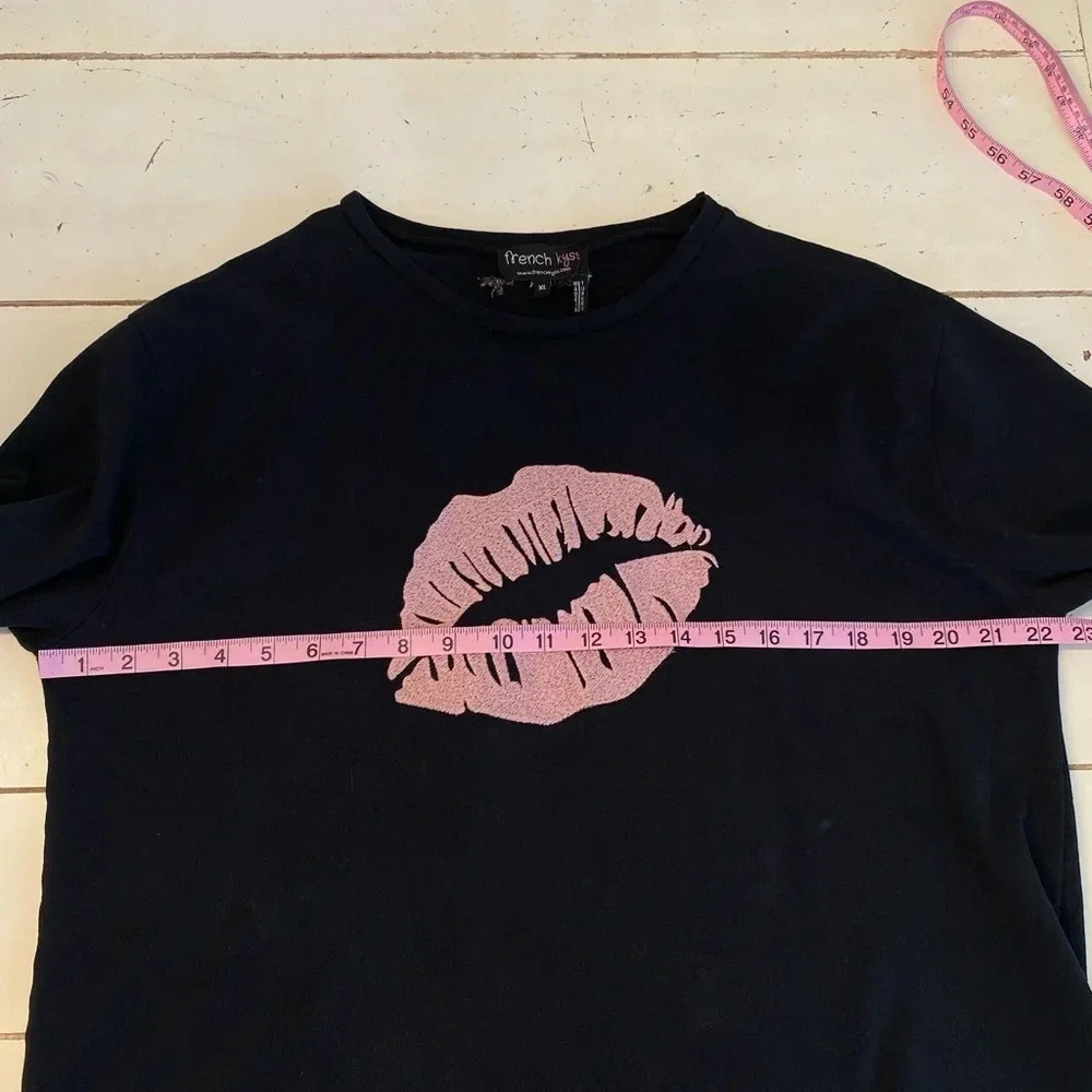 French Kyss Embroidered Lip Graphic Top Women’s XL Novelty Print - Picture 5 of 7